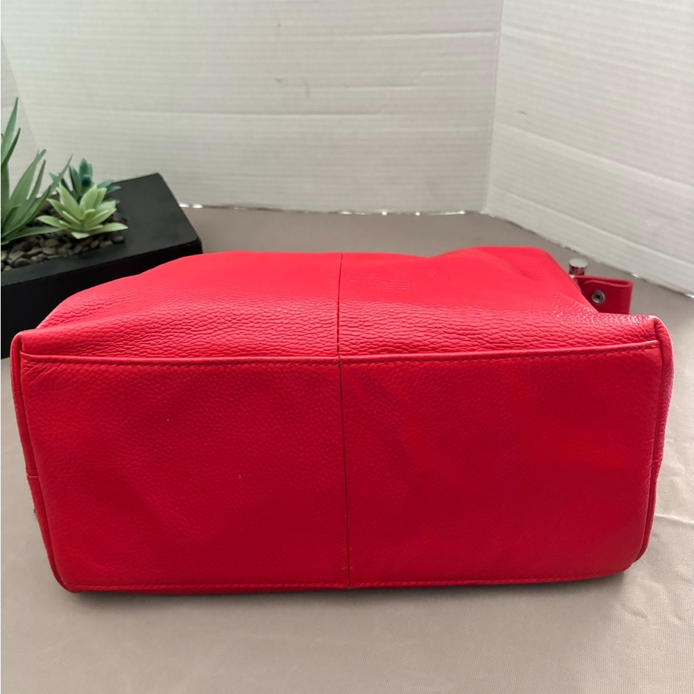 ZENCY MEDIUM RED PEBBLED TOP GRAIN LEATHER ADJUSTABLE STRAP FIVE POCKET HANDBAG - Picture 3 of 10